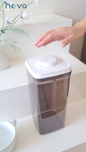 NOVA รุ่น SQBW (สีชา ฝาขาว) กล่องเก็บนมผงสูญญากาศ ป้องกันความชื้น มด แมลง สำหรับใส่นมผง ขนม อาหาร