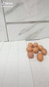 Keranjang Penyimpanan Telur Ayam Bentuk Kelinci dengan Penutup Pola Zaitun