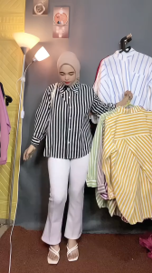 Kemeja Motif Salur Silang Belakang: Desain Modern & Nyaman