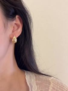 AMINI Anting Titanium Wanita Emas Anti Karat Anti Luntur Model Bulan Sabit Anting Tusuk Emas 18K Anting Korea Elegan Origininal E1-12