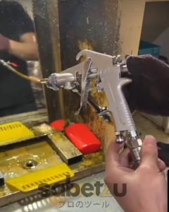 ALAT AIR SPRAYGUN SEPRAIGUN GUNSPRAY SPRAY GUN SPRAY SPRAYER ALAT SEMPROT TEMBAKAN PISTOL PENYEMPROT SEMPROTAN CAT CET MINYAK AIR MESIN KOMPRESOR KOMPRESSOR ANGIN GUN F75G F75 F 75 TABUNG ATAS 400ML 400 ML KOMPLIT TUB MOBIL MOTOR HALUS RATA HEAVY DUTY