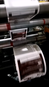 ถุงบรรจุมูลไส้เดือนพิมพ์สำเร็จรูป ขนาด 8 * 15 นิ้ว มีหูหิ้วด้านบน พิมพ์สีน้ำตาล 100-110 ใบ/กก. เนื้อHDPE เหนียวทนทาน (แบบใหม่)