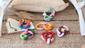 Blue Ribbon Toys ของเล่นไม้ยืดหยุ่น(Bendy Rattle) เขย่า บิด ดึงได้ กระตุ้นประสาทสัมผัส & การมองเห็น