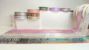 ริบบิ้นผ้าผูกกล่อง พิมพ์ลาย MISS YOU (PF-R103) ริบบิ้นผ้า ริบบิ้นผูก ริบบิ้นห่อช่อดอกไม้ ริบบิ้นพิมพ์ลาย DIY