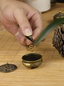 Lư Mini 3 Chân Xông Trầm Hương Bằng Hợp Kim Cao Cấp