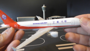โมเดลตั้งโชว์คุณภาพสูง Airbus A330 ขนาด 20 ซม. ของสายการบิน Sichuan Airlines พร้อมขาตั้ง