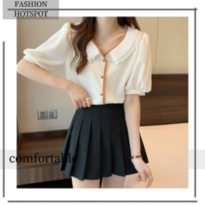 LHMoonlight มาใหม่พร้อมส่ง เสื้อผ้าแฟชั่นสำหรับสาวๆ รุ่นนี้งานน่ารักสไตล์มินิมอลแบบสุดๆ งานคอวีแต่งกระดุมน่ารักแบบฝุดๆ มีให้เลือกถึง 4 สี งานเนื้อผ้าดี ใส่สบาย เหมาะกับอากาศประเทศไทยแบบสุดๆ