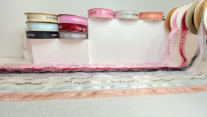 ริบบิ้นผ้าซาติน ลาย JUST FOR YOU PF-R102 ริบบิ้นผ้า ริบบิ้นผูกกล่องของขวัญ ริบบิ้นห่อช่อดอกไม้ ริบบิ้นพิมพ์ลาย DIY