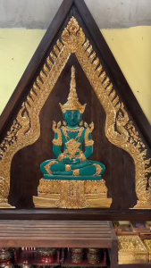 แผ่นไม้แกะสลัก ไม้สัก ย170 xสูง 160 หนา 6 cm พระแก้วมรกต รูปพระ รูปมงคล ปิดทองคำเปลว ส่องประกายสุกปลั่ง กรอบรูป แขวนผนัง ตกแต่ง วัด บ้าน โรงแรม สปา รีสอร์ต