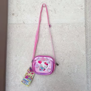 💚 กระเป๋าสะพายคาด ใส่มือถือ ลายการ์ตูนฮิต แต่งซิป ด้านหลังเป็นช่องตาข่ายใส่ของ สายปรับความยาวได้ ขนาด 14×12×4 cm