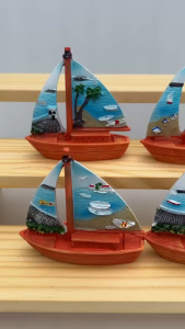 เรือสำเภาทำจากเรซิ่น ขนทรัพย์สินเงินทองไหลมาเทมา 10x4x10cm E52-E55 E