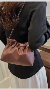 กระเป๋าสะพายหลังสายโซ่ออกแบบเฉพาะของเกาหลีผู้หญิงระดับไฮเอนด์หนังมันแว็กซ์กระเป๋าเป้สะพายหลังขนาดเล็ก