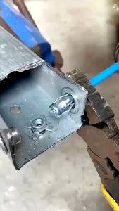 20pcs / 50pcs M4 / M5 / M6 / M8 Jack Nuts Metal Screw Petal Nuts Rivet Nut Wall Plug Fixing Expansion Screw Untuk Hollow Beam