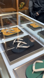 รองเท้าแตะหูหนีบ ทำจากยางพาราแท้ แฟชั่น รุ่นใหม่ ใส่สบาย ไม่ดีดน้ำ 2588