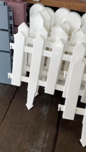 รั้วพลาสติก สำหรับกั้นเพื่อความสวยงาม มี 2แบบ หนา แข็งแรง สามารถต่อกันได้ยาว