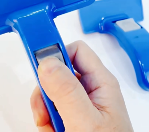 (พร้อมส่งจากไทย) แปรงนวดเก็บขนสัตว์ อ่อนโยน เหมาะกับคนรักสัตว์เลี้ยง เก็บขนออกจากแปรงง่าย ด้ามจับใหญ่ ถนัดมือ ส่งแบบคละสี