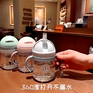 ขวดดื่มทารกป้องกันการรั่วไหลถ้วยฝึกอบรมเด็กเรียนรู้ถ้วยน้ําเด็กเรียนรู้ถ้วยดื่มขวดดื่มพร้อมลูกแรงโน้มถ่วงฟางขวดนมพร้อมที่จับ 250ml Baby Water Cup