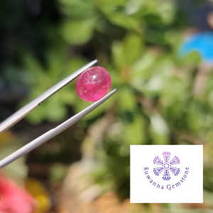 5.84 ct. พลอยทับทิม (Natural Ruby) สีแดงอมม่วง รูปร่างไข่หลังเบี้ย เนื้อเนียน เผาใหม่ เหมาะกับทำเครื่องประดับขนาดเล็ก ปรับปรุงคุณภาพเผาใหม่