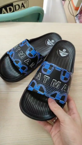 VIDVIEW !!ลดสนั่น!! รองเท้าแตะ ชาย/หญิง แบบสวม Adda 32B2J ไซส์ 40-43 ลายแบทแมน ลิขสิทธิ์แท้ รองเท้าแฟชั่น