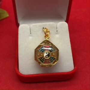 จี้หยินหยางแปดเหลี่ยม กรอบทอง ขนาด 2 x 2.2 cm เสริมดวงเสริมฮวงจุ้ย แก้เคล็ดป้องกันภัยอันตรายและอุบัติเหตุ ใส่ได้ทุกโอกาส