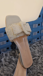 รองเท้าแตะแฟชั่นผู้หญิง ประดับเพชร ส่งจากไทย รองเท้าสตรี รองเท้าผู้หญิง ส้นปานกลาง ปลายเท้าเปิด