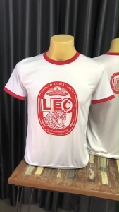 A002 เสื้อยืดคอกลม สีขาวคอแดง สกรีนลายLEO เนื้อผ้ากีฬาผิวเรียบ ไมโครโพลีเอสเตอร์ นุ่มเบาสบาย ใส่ได้ทั้งหญิง-ชายจ้า