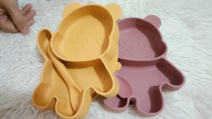 รูปแพนด้าสำหรับเด็ก 2 ชิ้น จานก้นดูดเด็ก จานซิลิโคนก้นดูด เข้าไมโครเวฟได้ เด็ก เด็กทารก จานแบ่งพร้อมช้อน ปลอดสาร BPA