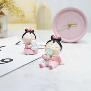 Pajangan Chinese Little Girl Ornament Dekorasi Meja Mobil Lucu Unik Imut\\n\\n Mengenal Ornamen Gadis Cina Dekorasi Meja\\n\\nOrnamen gadis Cina dekorasi meja adalah aksesori dekorasi rumah yang indah dan menarik untuk melengkapi interior Anda. Dengan bahan resin berkualitas tinggi, ornamen ini memiliki ukuran yang sesuai dengan kebutuhan Anda dan tersedia dalam berbagai warna, termasuk merah muda. \\n\\n Bahan & Ukuran\\n\\nOrnamen gadis Cina dekorasi meja terbuat dari resin berkualitas tinggi, yang memberikan ketahanan dan daya tahan yang baik. Ukuran ornamen ini sesuai dengan kebutuhan Anda, sehingga mudah untuk menyesuaikan dengan dekorasi meja atau mobil Anda.\\n\\n Warna & Desain\\n\\nOrnamen gadis Cina dekorasi meja tersedia dalam berbagai warna, termasuk merah muda, yang membuatnya cocok untuk berbagai tema dekorasi rumah. Desainnya imut dan lucu, menjadikannya pilihan yang sempurna untuk melengkapi interior Anda.\\n\\n Cara Memilih Ornamen Dekorasi Meja & Mobil\\n\\nPilihlah ornamen dekorasi meja dan mobil yang sesuai dengan gaya dan nuansa interior Anda. Berikut adalah beberapa tips untuk memilih ornamen yang tepat:\\n\\n- **Kombinasi dengan Aksesori Lainnya:** Pertimbangkan kombinasi ornamen dengan aksesori lainnya, seperti vas bunga, lampu meja, atau pajangan lainnya, untuk menciptakan tampilan yang harmonis.\\n- **Tempatkan dengan Efektif:** Tempatkan ornamen dekorasi meja dan mobil dengan efektif untuk menciptakan fokus visual yang menarik. Pertimbangkan posisi dan pencahayaan untuk mendapatkan hasil terbaik.\\n\\n Membeli & Merawat Ornamen Dekorasi Meja & Mobil\\n\\nPertimbangkan beberapa hal saat membeli dan merawat ornamen dekorasi meja dan mobil Anda:\\n\\n- **Tips Belanja Online:** Pastikan untuk membeli dari penjual yang terpercaya dan memiliki reputasi baik. Selalu periksa deskripsi produk dan ulasan pelanggan sebelum melakukan pembelian.\\n- **Cara Merawat Resin:** Untuk merawat ornamen resin, bersihkan secara teratur dengan kain lembut dan sabun ringan. Hindari penggunaan bahan kimia keras atau bahan yang dapat merusak permukaan resin.\\n\\n Inspirasi Dekorasi Rumah dengan Ornamen Gadis Cina Dekorasi Meja & Mobil\\n\\nBerikut adalah beberapa ide dekorasi rumah yang dapat Anda coba dengan ornamen gadis Cina dekorasi meja dan mobil:\\n\\n- **Ide Pajangan Unik & Lucu:** Pasangkan ornamen gadis Cina dekorasi meja dengan pajangan lainnya, seperti vas bunga atau lampu meja, untuk menciptakan tampilan yang unik dan lucu.\\n- **Dekorasi Meja Imut & Menarik:** Gunakan ornamen gadis Cina dekorasi meja sebagai fokus visual di atas meja Anda. Padukan dengan hiasan lainnya untuk menciptakan tampilan yang imut dan menarik.\\n- **Dekorasi Mobil Unik & Kreatif:** Pasangkan ornamen gadis Cina dekorasi meja dengan aksesori mobil lainnya, seperti gantungan kunci atau stiker, untuk menciptakan dekorasi mobil yang unik dan kreatif.\\n\\nJadikan ornamen gadis Cina dekorasi meja dan mobil sebagai bagian dari dekorasi rumah Anda dan rasakan keindahan dan keunikan yang ditawarkannya. Jangan ragu untuk mencoba ide-ide dekorasi yang disebutkan di atas dan kembangkan gaya Anda sendiri!\n}