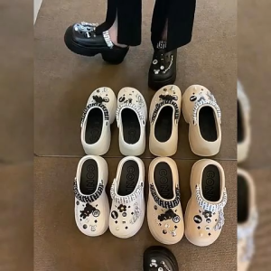 Zishop  ราคาถูก รองเท้าหัวโตแฟชั่น สีสวยมากแม่ เสริมส้นหนาดีไซส์ทันสมัย ใครได้ไปคือคุ้ม ราคาสุดปัง พื้นนิ่มใส่สบายไม่เจ็บเท้า ใส่ได้หลายโอกาส สาวๆต้องมีติดบ้านไว้นะ รับรองว่าปัง