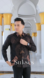 MAHKOTA HITAM Kemeja Batik Pria PREMIUM Slimfit Lapis Furing Lengan Panjang Bahan Katun Halus Batik Solo Sukses / Hem Batik Pria Lengan Panjang Slimfit Premium / Baju Batik Pria Premium Slimfit Warna Hitam COKLAT