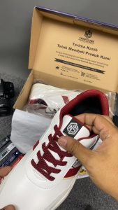 Sepatu Pria Dewasa Putih Maroon Aesthetic Keren Terbaru NS21
