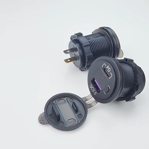 รถใหม่เครื่องชาร์จในรถยนต์ยอดนิยม QC3.0 dual USB การปรับเปลี่ยนรถชาร์จเร็วจอแสดงผลดิจิตอลแรงดันไฟฟ้าสวิทช์ควบคุม