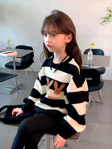 WANDER เสื้อในเด็กโต เสื้อเด็กหญิง การออกแบบลายทางแฟชั่น สาวฤดูใบไม้ร่วงแฟชั่นใหม่พิมพ์ออกแบบเสื้อแขนยาวเวอร์ชั่นเกาหลี2481