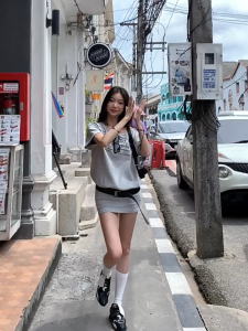 ❣Fortunee ❣ เสื้อยืดคอกว้างแขนสั้นสีเทาพิมพ์ลายและกระโปรงทรงเข้ารูปติดกัน ดีไซน์เก๋ๆ สำหรับผู้หญิง