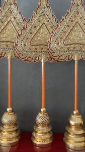 ตาลปัตร ชุด พระพุทธรูป พร้อมฐาน ไม้จามจุรี ตาลปัตรงานบวช  งานพิธี ปิดทองคำเปลวส่องประกายสุกปลั่ง ประดับกระจกหลากสี