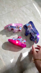 (ราคาเคลียร์สต๊อก) 🔥จัดส่งจากคลังสินค้าในประเทศไทย🔥รองเท้าเจ้าหญิงรัดส้นมีไฟกระพริบ รองเท้าแตะรัดส้นสำหรับเด็กหญิง 1-6 ขวบ