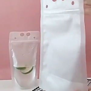 ถุงใส่น้ำมีหูหิ้ว 100ใบ ถุงใส่เครื่องดื่ม ถุงใส่น้ำเนื้อใส ถุงใส่เครื่องดื่ม 13x23cm แถบยางซีลหนา ป้องกันน้ำหยดไม่ให้รั่ว ถุงใส่เครื่องดื่ม ถุงใส่น้ำ ใส่อาหาร มีหูหิ้ว ซิบล็อค ก้นตั้งได้