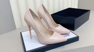 (มาใหม่ล่าสุด)  รองเท้าส้นสูงผู้หญิง แฟชั่นเมือง เรียบง่ายและใจกว้าง รองเท้าส้นสูง 3.15 นิ้ว หนังเเก้วเงา ไม่กัดเท้า