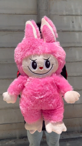 ตุ๊กตาลาบูบู้ Labubu ตัวใหญ่60เซนติเมตร งานขนนุ่ม ไม่แท้ผลิตในไทย ด้านในเป็นใยสังเคราะห์ ผ้านุ่มนิ่มกอดอุ่นน่ารักมาก