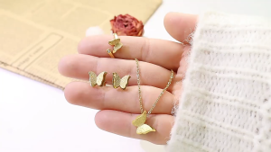Satu Set Kalung Dan Anting Wanita Titanium Anti Karat Liontin Kupu-Kupu/Kalung Wanita Terbaru 2025