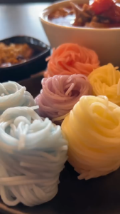 ขนมจีนกึ่งสำเร็จรูป 250 กรัม 6 สี เส้นจีนอบแห้ง ตราผึ้งน้อย เลือก มี