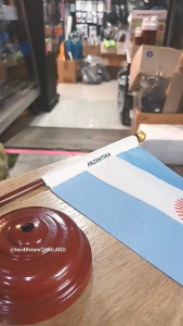 ธง อาร์เจนตินา ARGENTINA ธงเดี่ยว ธงตั้งโต๊ะ ขนาด 14×20cm เสาขนาด เส้นผ่านศูนย์กลาง 7.5cm สูง 35cm