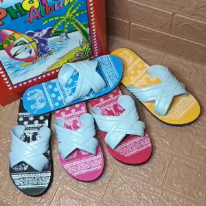 รองเท้าแตะสวมผู้หญิง หูไขว้สีขาว  พื้นคละสีคละลาย