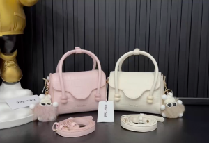 Túi đeo Chéo Đeo Vai Chl 0 2 Kèm Charm 2 Màu Xinh Xắn Size 18cm (Auth Tuồn)