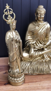 Bộ ba tam thánh (phật Thích Ca- Phật quan âm- phât Địa Tạng) chất liệu Đá đúc (-Nhiều màu sắc). Trang trí trên ô tô tiểu cảnh bonsai ghép lũa để bàn trà phòng khách bàn làm việc thờ cúng phong thủy…