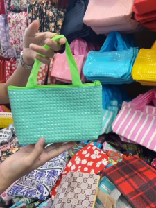 กระเป๋าใส่เครื่องสำอางใส่ของจุกจิกใส่โทรศัพท์มือถือ ถือคล้องแขนได้สะดวกสบายต่อการใช้งาน (ขนาดยาว8นิ้วกว้าง5นิ้ว)ผลิตจากโรงงานไทย ออเดอร์สินค้าได้