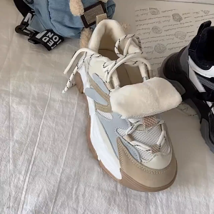 2025 ฤดูใบไม้ผลิฤดูร้อนใหม่รองเท้าผู้หญิง เสริมส้น 5 ซม รองเท้าวิ่งลำลอง ใส่สบาย ไม่กัดเท้ รองเท้าผ้าใบวินเทจ า