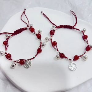 Pinapple สร้อยข้อมือกระดิ่งอาเกตสีแดงเด็กหญิง กระดิ่งอวยพรแบรนด์ กำไลข้อมือเชือกถักด้วยมือเพื่อส่งให้เพื่อนซี้ในปีใหม่
