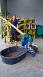 เครื่องสับต้นกล้วย หญ้าเนเปียร์ CY-2แบบแท่นเครื่องยนต์ มีล้อเลื่อนเคลื่อนย้ายสะดวก