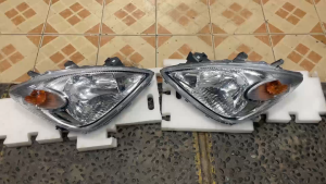 LAMPU DEPAN HEAD LAMP HEADLAMP LAMPU UTAMA TOYOTA AVANZA XENIA OLD LAMA 2002 2003 2004 2005 2006 2007 NON VVTI ORIGINAL MERK DMAC D-MAC D MAC